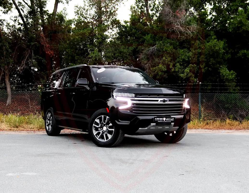 Chevrolet Suburban 2023 — photo 1 of 19