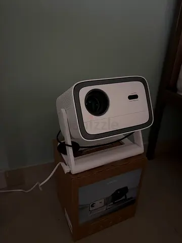 Home Projector - Compact Full HD/Smart Projector in Good Condition