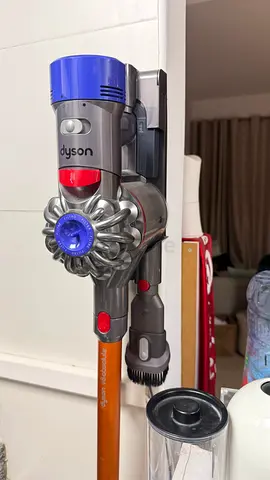 Dyson cordless stick vacuum (wall mount) — good working condition