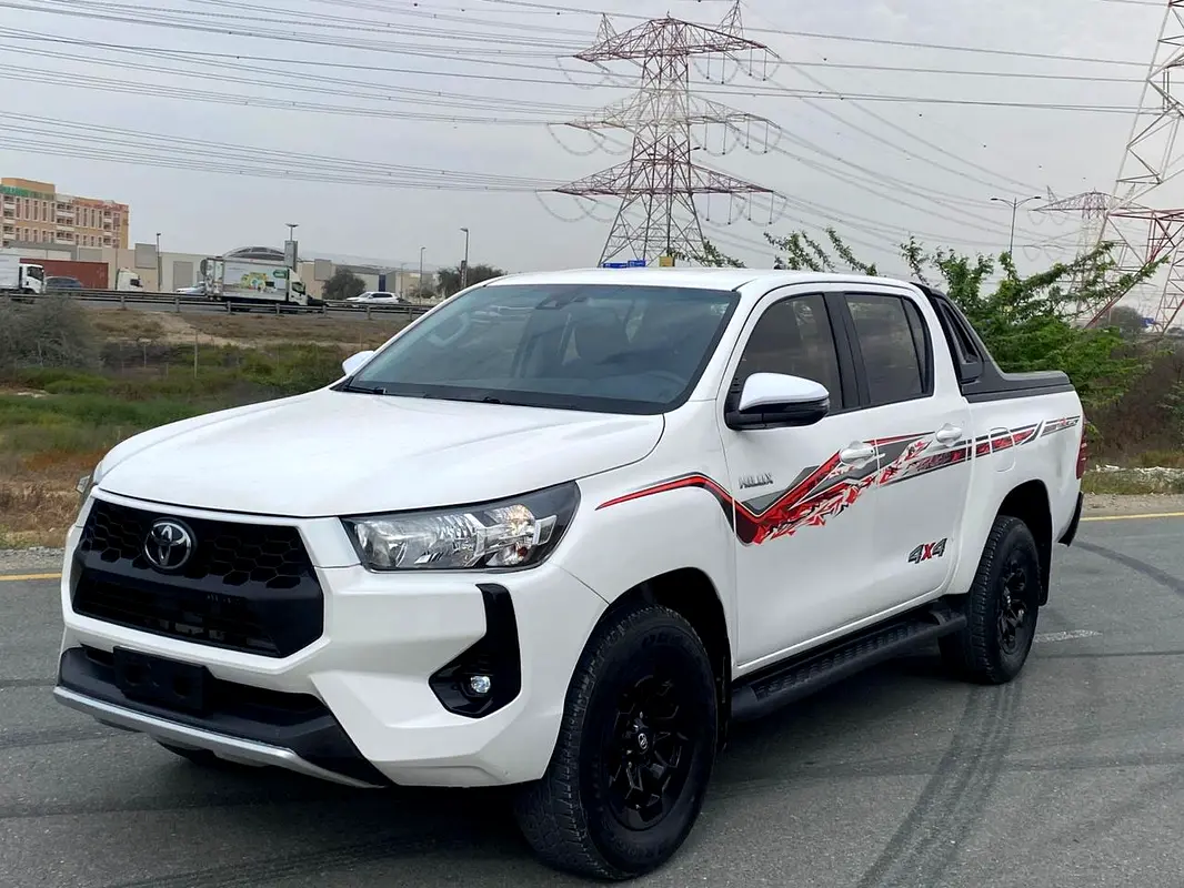 Toyota Hilux 2025 — photo 1 of 12