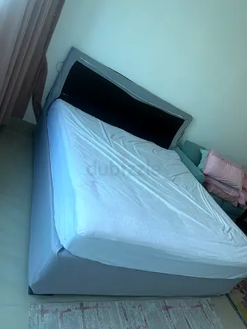Elegant Grey Bed with Soft Bedding - Perfect for Your Bedroom
