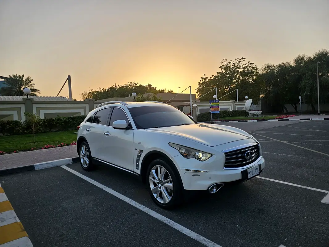 Infiniti QX70 2016 — photo 1 of 18