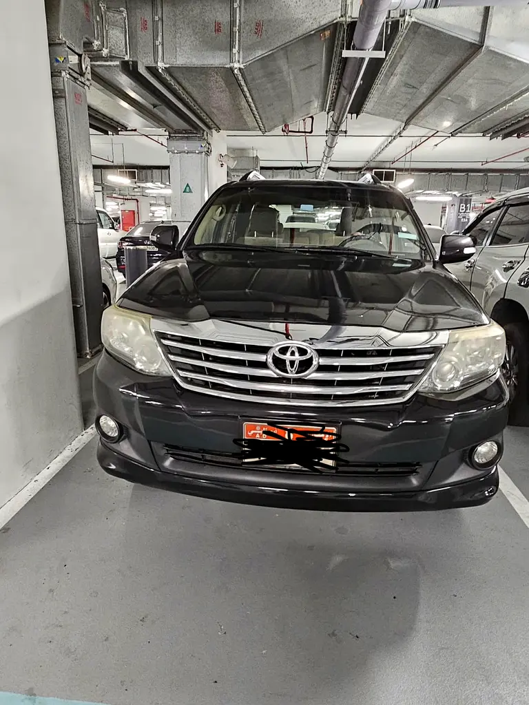 Toyota Fortuner 2012 — photo 1 of 5
