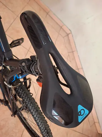 Mountain bike Carbon body Comfort cut-out bike saddle — lightly used