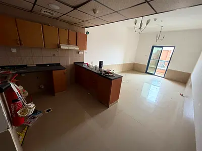 استوديو للإيجار في النعيمية 1 تاور C عجمان مطبخ منفصل بلكونة إطلالة شارع الشيخ خليفة باركن مجاني قريب مدرسة الحكمة بسعر 24 ألف