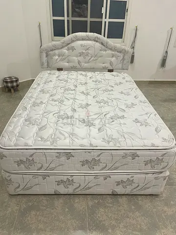 Queen size bed frame with mattress - very good condition سرير بحالة جيدة جداً ماركة sleep fine