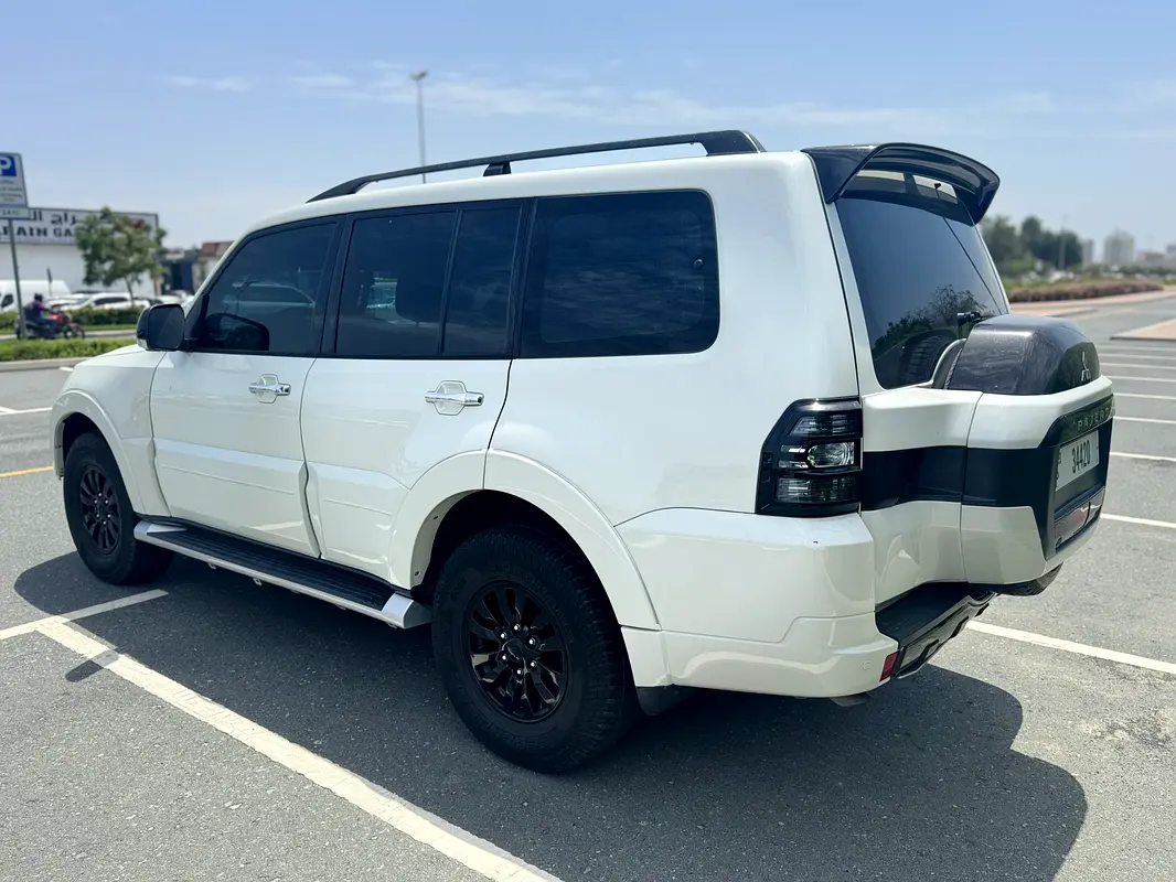 Mitsubishi Pajero 2015 — photo 1 of 14
