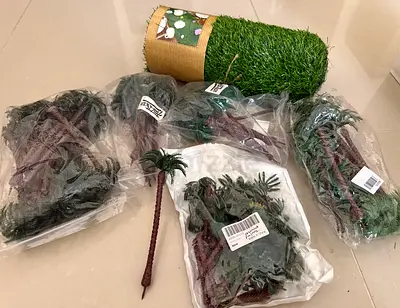 Set of more than 25 model palm trees and faux grass