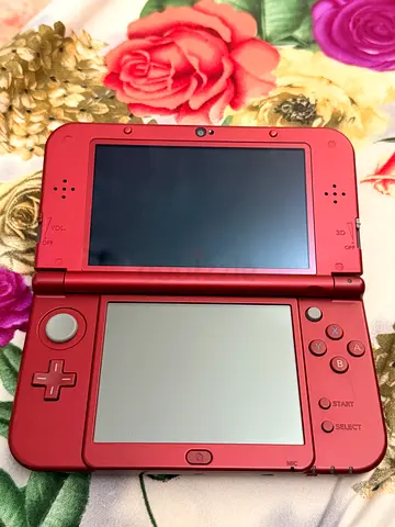 Red Nintendo 3DS XL in good condition - comes with charger and USB cable
