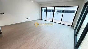 Corner unit / spacious layout/ brand new