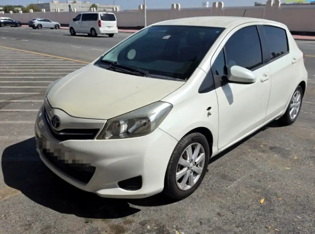 Toyota Yaris 2013 — photo 1 of 5
