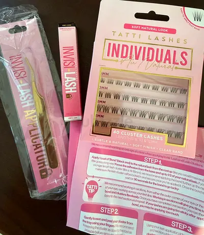Set of lashes, including glue