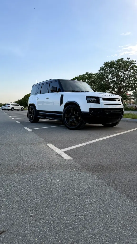 Land Rover Defender 2024 — photo 1 of 17
