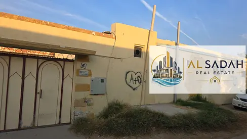 للبيع بيت في القادسية في 5 غرف وصالة ومطبخ 4حمامات مساحة 2500 قدم مطلوب في 450000 الف