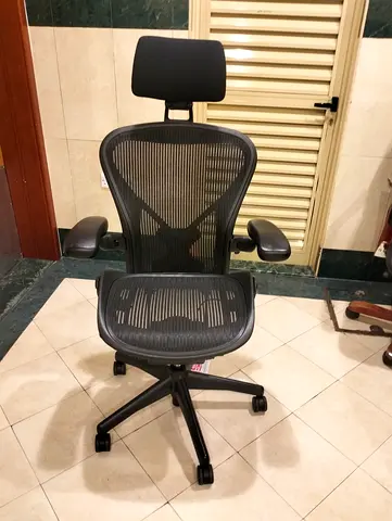 Herman Miller Areon classic chair size B and C full loaded available for selling