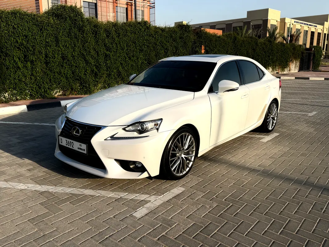 Lexus IS-Series 2016 — photo 1 of 10