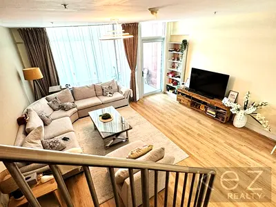 Spacious 2 BR Duplex lFully Upgraded l Vacant