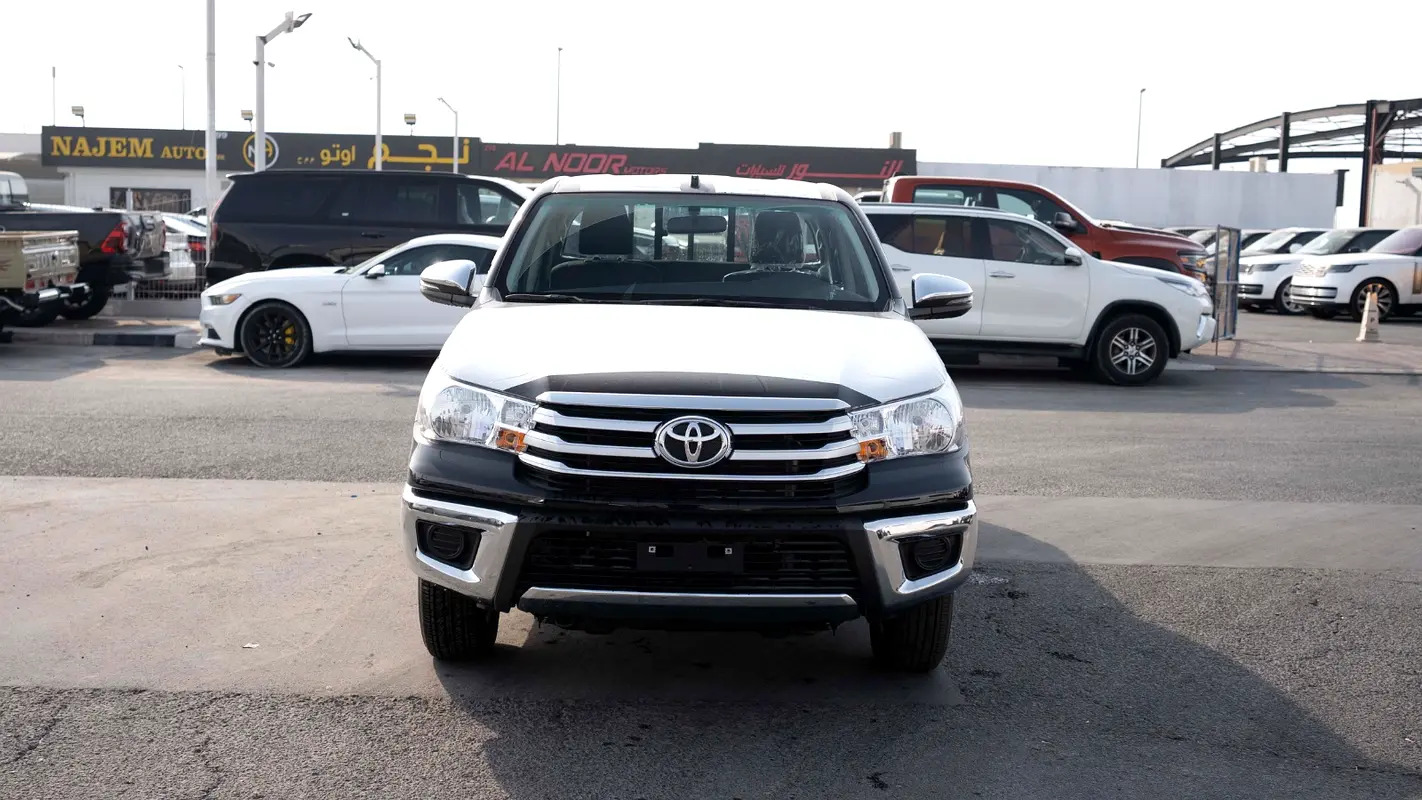 Toyota Hilux 2025 — photo 1 of 16