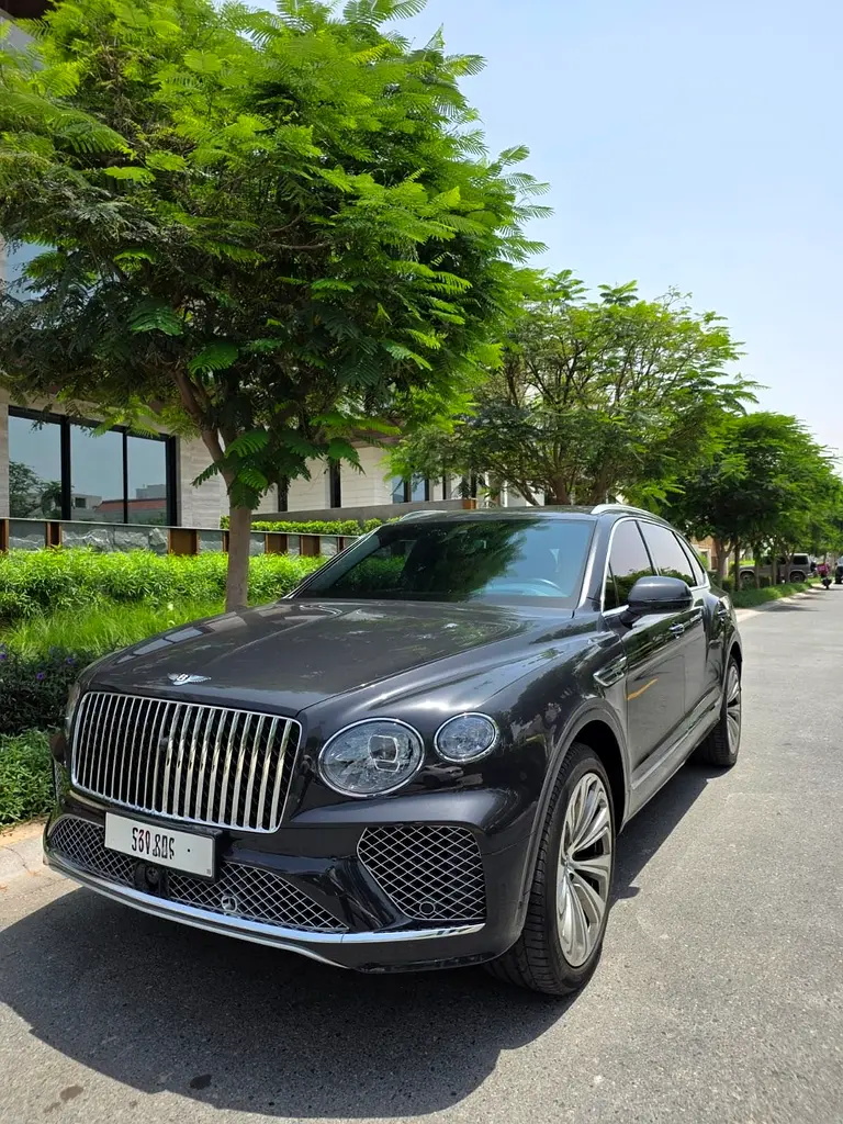 Bentley Bentayga 2024 — photo 1 of 11
