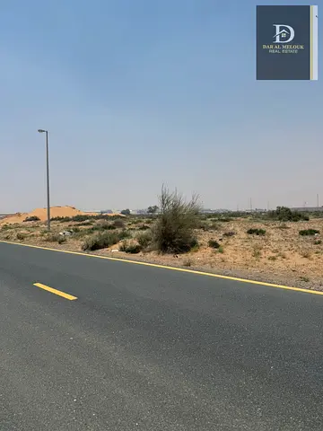 للبيع فى الشارقة منطقة الصجعة  مدينة الامارات الصناعية  ارض صناعية   مساحة 30 الف قدم مربع  على طريق قار 24 متر