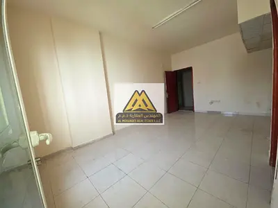 استوديو للإيجار بالروضة 1 عجمان، مساحة كبيرة وبلكونة، تكييف مركزي، موقع مميز قرب كنزا مول، قريب من الخدمات، 20000 درهم سنوياً 6 دفعات