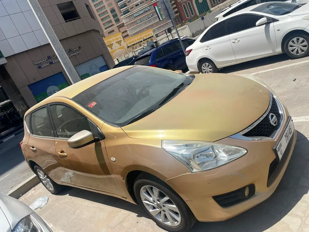 Nissan Tiida 2014 — photo 1 of 8