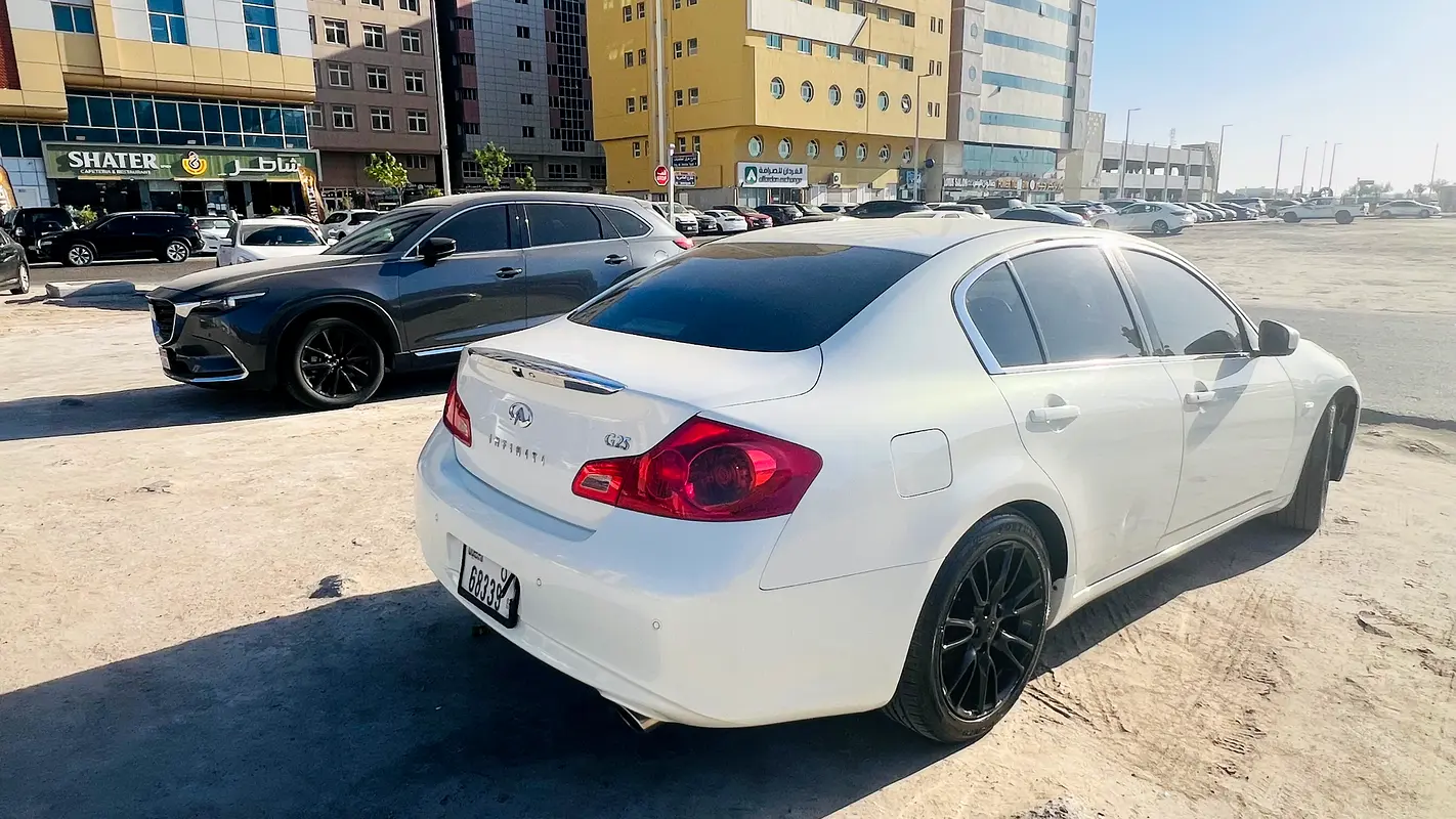 Infiniti G25 2013 — photo 1 of 4