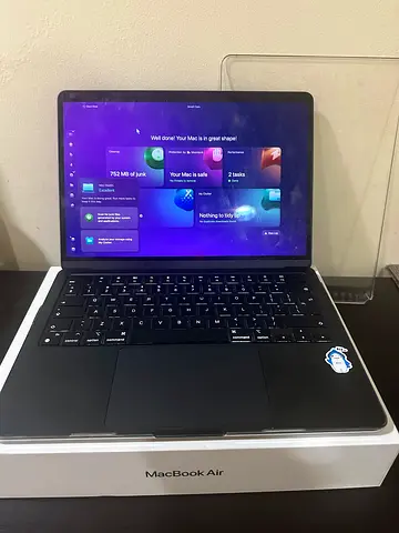 MacBook Air M2 - Pristine Condition