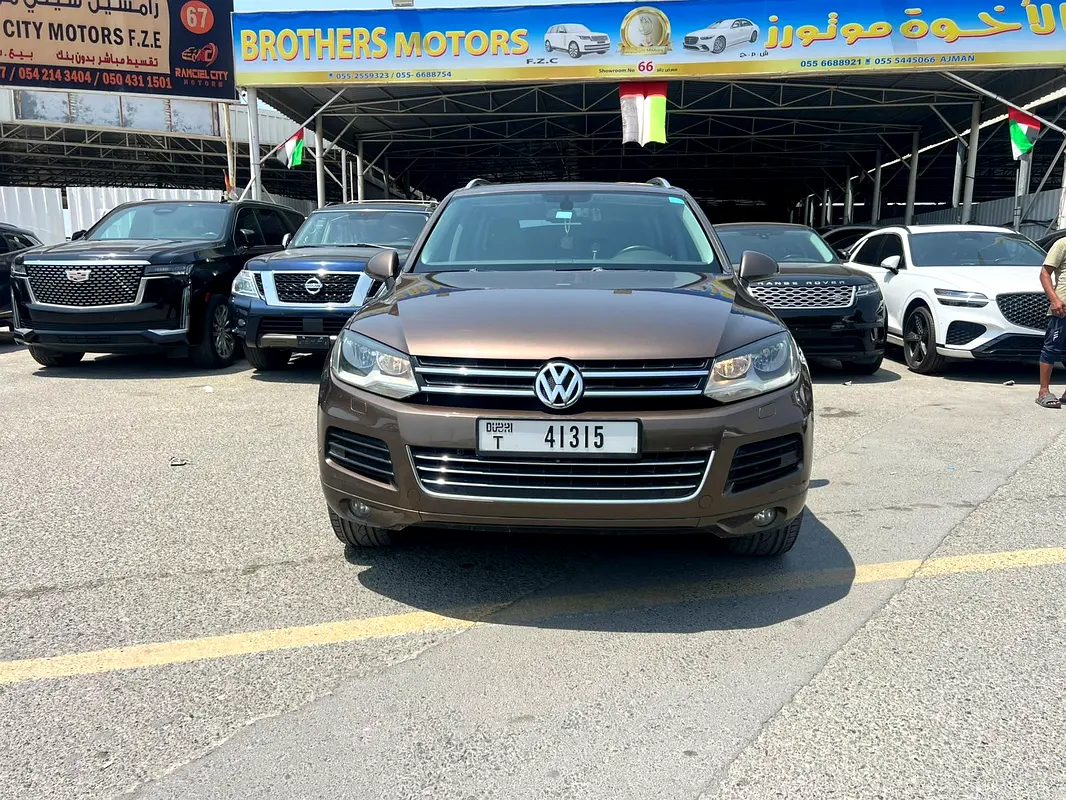 Volkswagen Touareg 2012 — photo 1 of 17