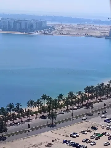 استديو عائلى مميز - للإيجار 📍 بالخان - الشارقة 🏡 🛏️ غرفة عائلية مساحة واسعة مع 🍳 مطبخ منفصل
