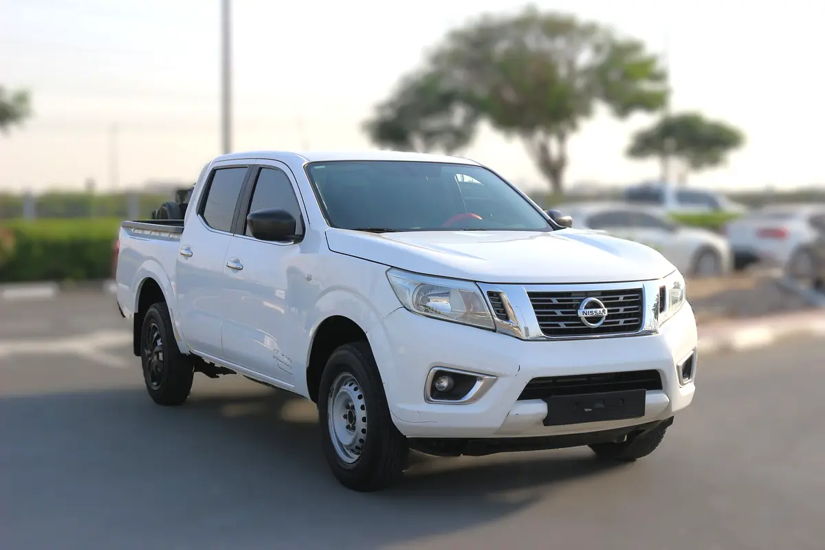 Nissan Navara 2019 — photo 1 of 15