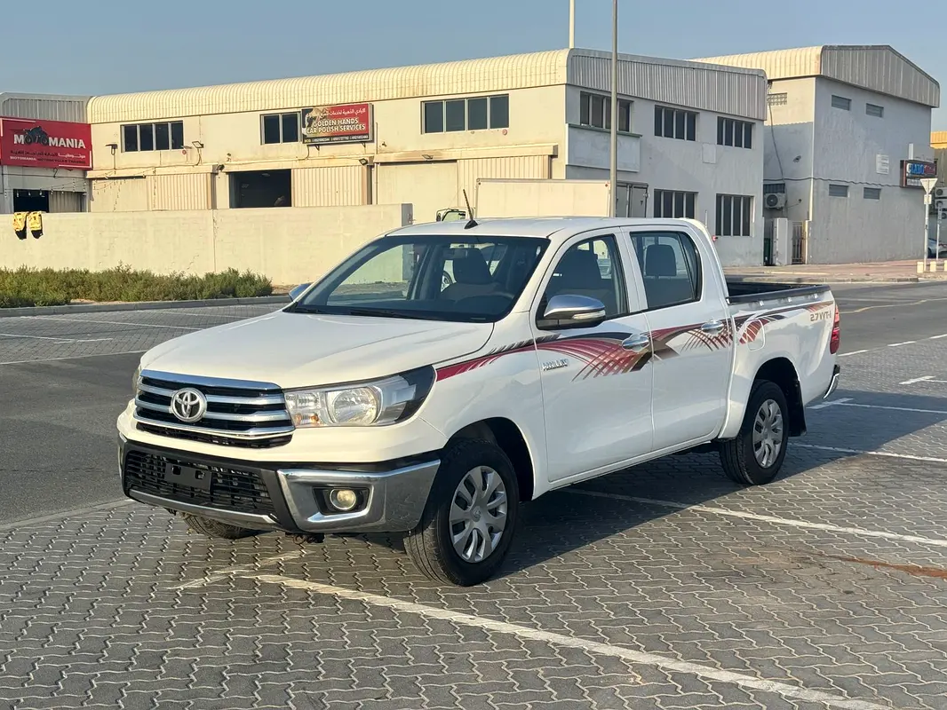 Toyota Hilux 2016 — photo 1 of 14