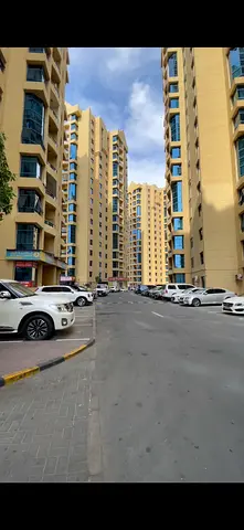 أقل سعر في السوق شقة غرفتين وصالة مع غرفة خادمة بمساحة واسعة جداً في أبراج الخور بإطلالة جزئية مميزة على الخور