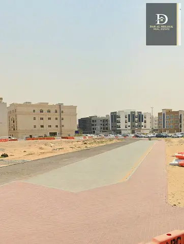 � فرصة استثمارية نادرة في الشارقة – مويلح التجارية 🔥  🏢 أرض تجارية مميزة على شارع عام مباشر