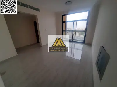 تتميز بتصميم عملي ومساحة مناسبة مع تكييف مركزي وثلاث حمامات، بالإضافة إلى موقع حيوي قريب من جميع الخدمات،