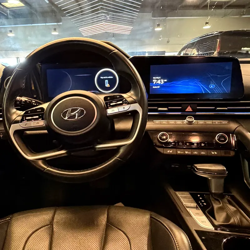 Hyundai Elantra 2023 — photo 1 of 8