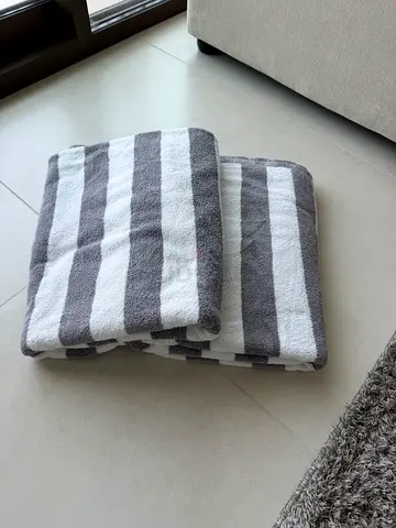 Set of 2 Grey  White Striped Towels