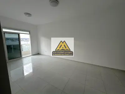 شقة غرفة وصالة بالجرف 2 عجمان، غرفة ماستر، 2 حمام، بلكونة، ثاني ساكن، على شارع رئيسي، 35 ألف سنويًا على 6 دفعات، موقع مميز.