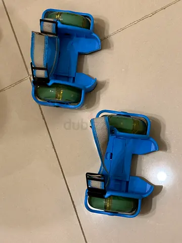 Pair of adjustable skates