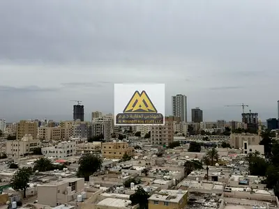 إطلالة بحرية على الخور والميناء | 2 بلكونة | طابق مرتفع (روف) | صيانة على المالك | موقع حيوي قريب من المواصلات والمخارج | سكن مميز وهادئ