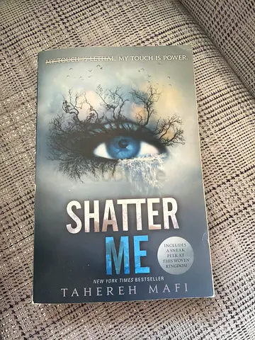 Shatter Me by Tahereh Mafi - Paperback