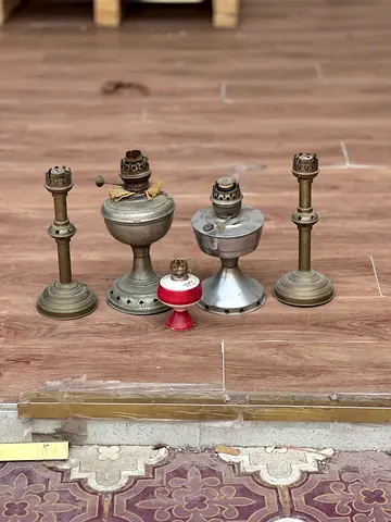 مصباح زيتي عتيق

Antique oil lamp. Vintage brass and metal oil lamp collection (5 pieces)