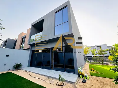 End Corner Unit 3BR with landscaping and wooden floors in Robinia Massar