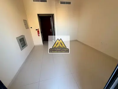استديو للإيجار السنوي في منطقة العالية بعجمان مع بلكونة ومساحة مريحة وموقع سكني هادئ قريب من الخدمات