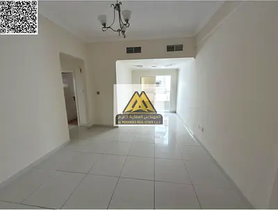 مساحة واسعة مع بلكونة بإطلالة جميلة، بالإضافة إلى خزائن حائط وتكييف مركزي، مما يجعلها خيارًا مثاليًا للعائلات الباحثة عن الراحة وسهولة