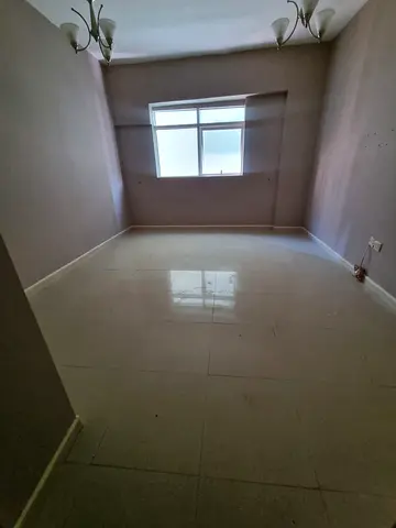 للإيجار في الشارقة – القاسمية (المحطة) ✨  🏡 شقة غرفتين وصالة بموقع مميز قريب من جميع الخدمات 🔹 تفاصيل الشقة:  • غرفتين نوم + صالة واسعة  • 2 حمام  •