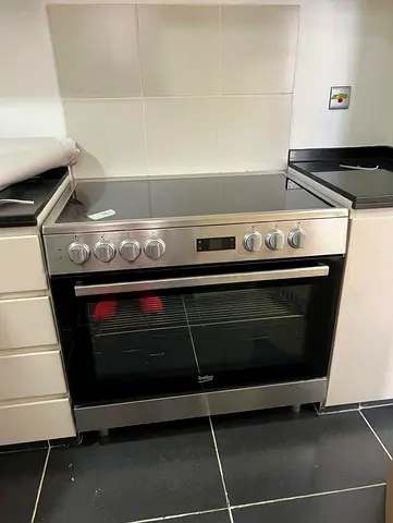 Beko latest model 5 Hobs full electric ceramic cooker Range size 90cm Exellent Condition