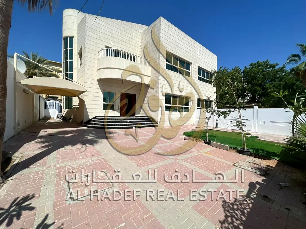 فيلا 4 غرف للإيجار في الشرقان الشارقة مسبح خاص تكييف مركزي غرفة خادمة مجلس وصالة مساحات واسعة خزائن بالحائط بلكونتين باركن مظلل موقع هادئ مناسب للعائل