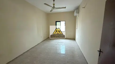 شقة غرفتين وصالة منفصلة مع موزع كبير متاحة للإيجار السنوي في منطقة النخيل 1، عجمان. بمساحة واسعة وبلكونة بإطلالة بحرية، تقع في بناية على طريق رئيسي، م