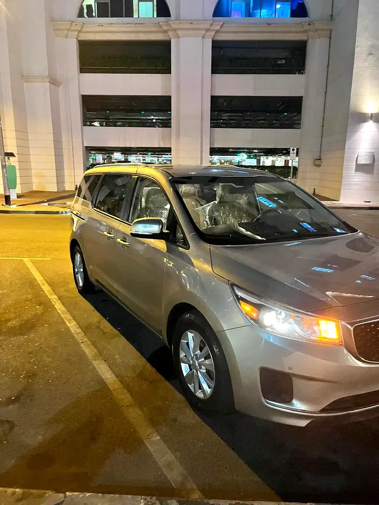 Kia Sedona 2017 — photo 1 of 5